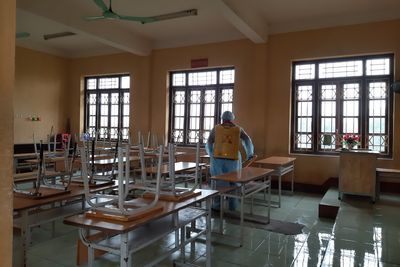 ẢNH PHUN THUỐC KHỬ TRÙNG PHÒNG DỊCH VIRUS CORONA TẠI NHÀ TRƯỜNG